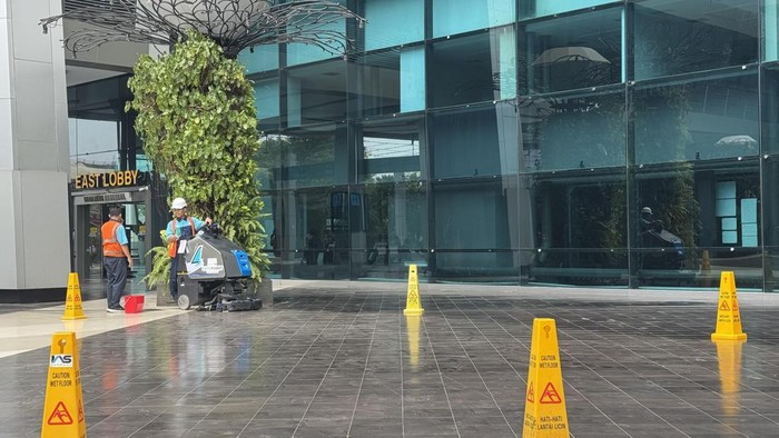 Abu Anak Krakatau Selimuti Terminal 3 Soetta, Petugas Intensif Bersihkan Area Bandara