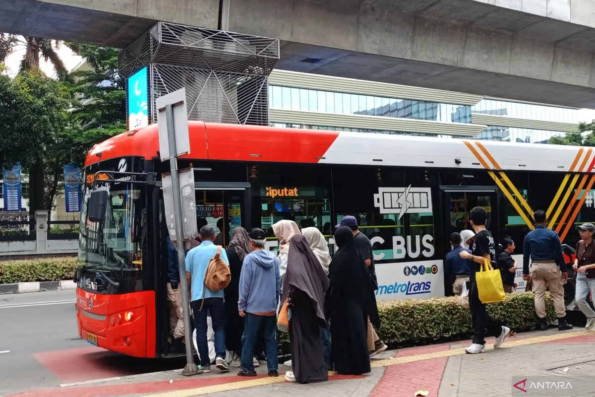 Tabrakan Truk di Cawang Picu Kemacetan, Belasan Rute Transjakarta Alami Keterlambatan
